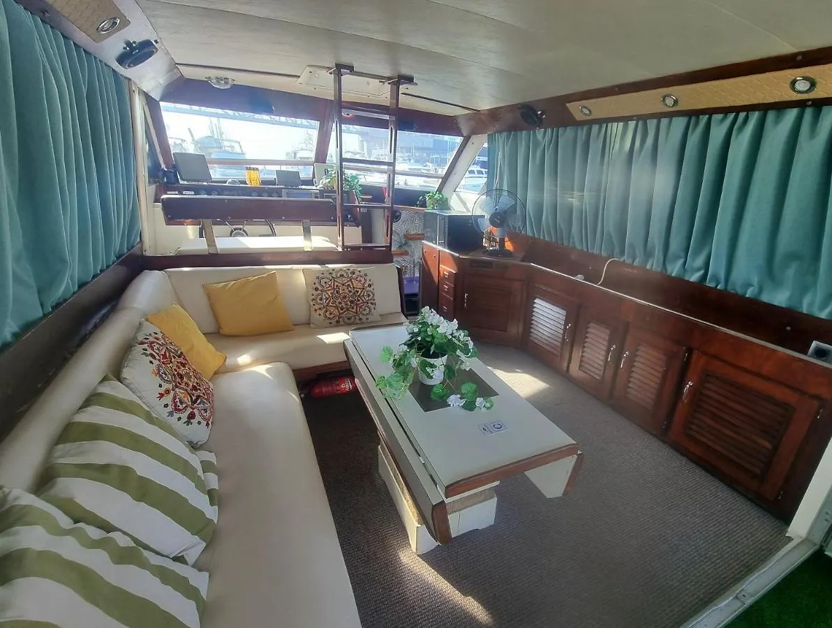 Beautiful And Comfy Boat In Barcelona With Boat Tour Option Hotel