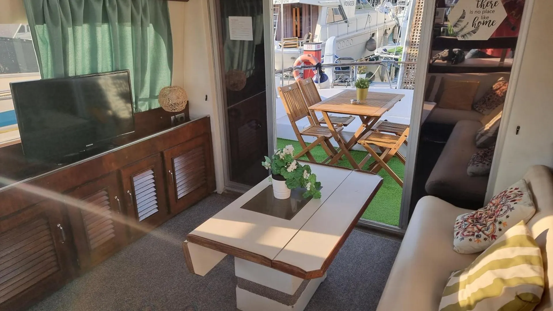 Beautiful And Comfy Boat In Barcelona With Boat Tour Option Hotel 0*,